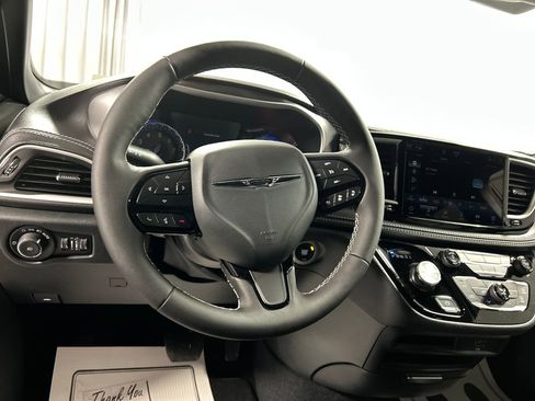 New 2026 Chrysler Pacifica Select image 13