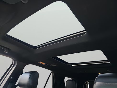 Used 2016 Ford Explorer XLT w/ Equipment Group 202A image 9