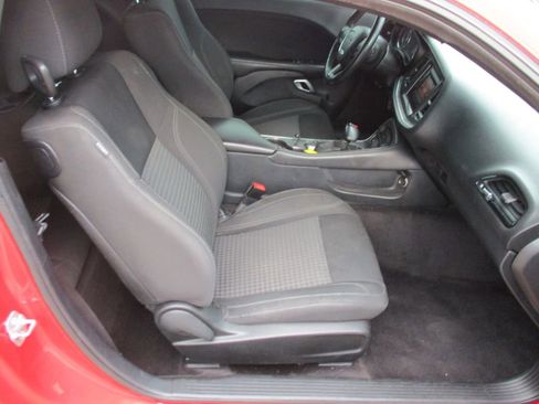 Used 2016 Dodge Challenger SXT image 21