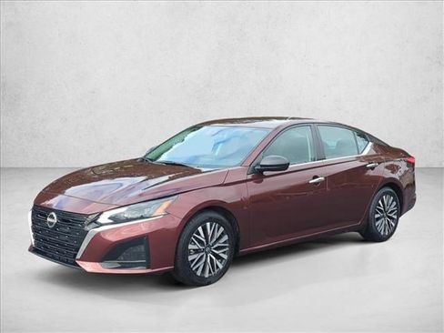 Used 2024 Nissan Altima 2.5 SV image 1