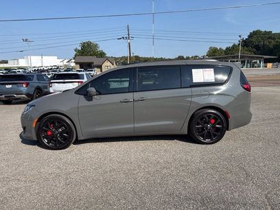 Used 2020 Chrysler Pacifica Limited w/ Quick Order Package 27H Red S