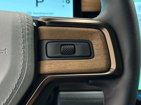 Used 2026 Rivian R1S Premium image 28