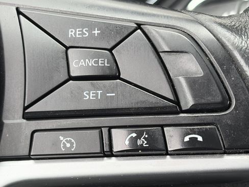 Used 2017 Nissan Rogue SV w/ SV Premium Package AWD/4WD image 18