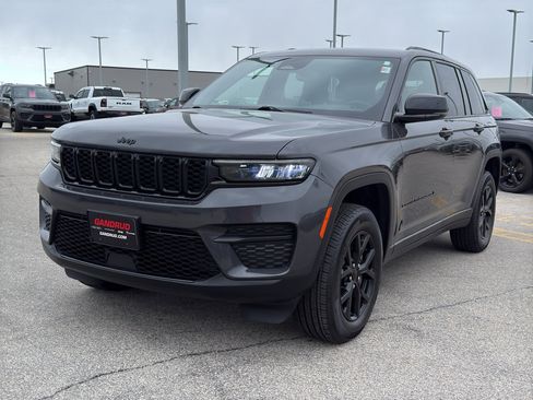 Used 2024 Jeep Grand Cherokee Altitude AWD/4WD image 2