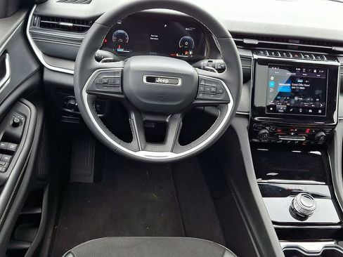 Used 2023 Jeep Grand Cherokee Altitude AWD/4WD image 2