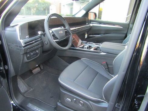 Used 2025 Cadillac Escalade ESV Sport w/ Touring Package image 9