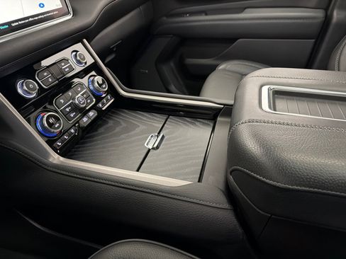 Used 2022 GMC Yukon XL Denali image 37