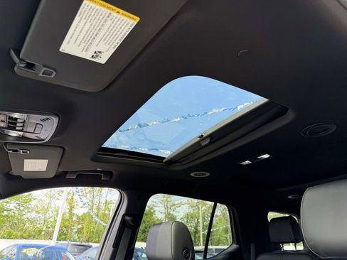 Used 2023 Chevrolet Traverse RS AWD/4WD image 16