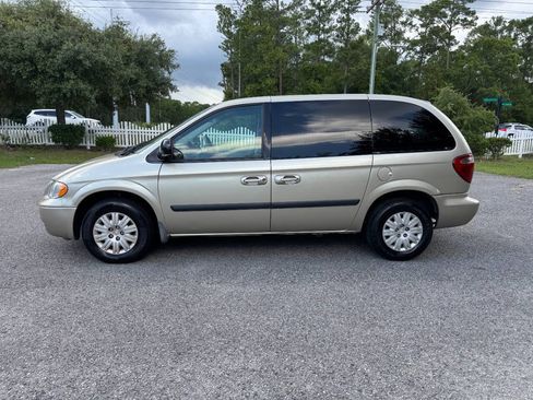 Used 2005 Chrysler Town & Country FWD image 3