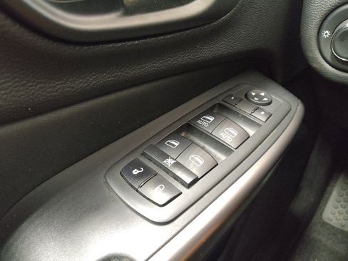 Used 2021 Jeep Cherokee Latitude FWD image 27