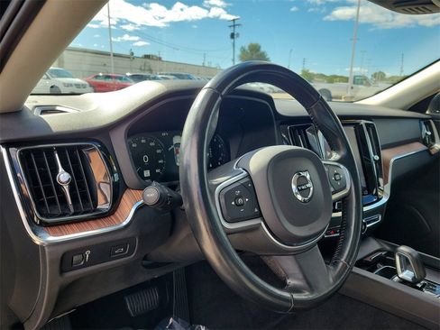 Used 2022 Volvo S60 B5 Momentum image 20