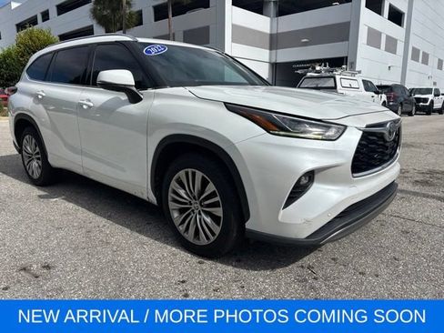 Used 2022 Toyota Highlander Platinum FWD image 1