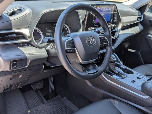 Used 2025 Toyota Highlander XLE image 15