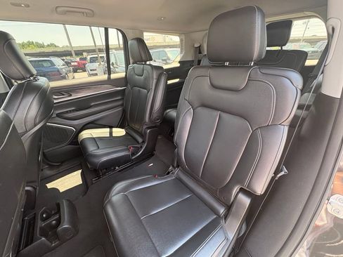 Used 2023 Jeep Grand Cherokee L Limited AWD/4WD image 24