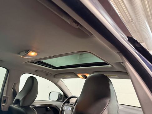 Used 2016 Volvo XC70 T5 Premier w/ Proximity Package image 17