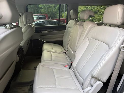 Used 2022 Jeep Wagoneer Series II RWD image 13