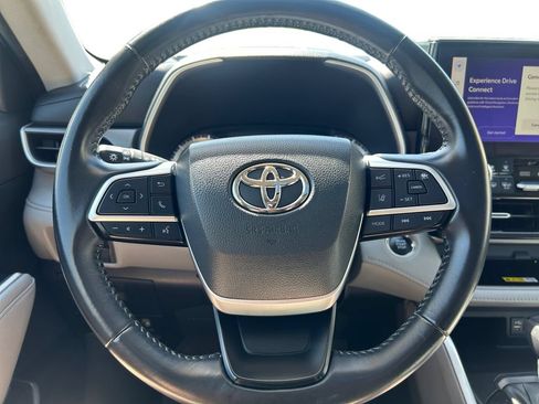Used 2023 Toyota Highlander XLE AWD/4WD image 14