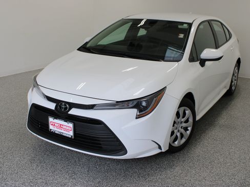 Used 2024 Toyota Corolla LE FWD image 2