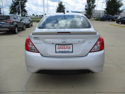 Used 2019 Nissan Versa SV FWD image 4
