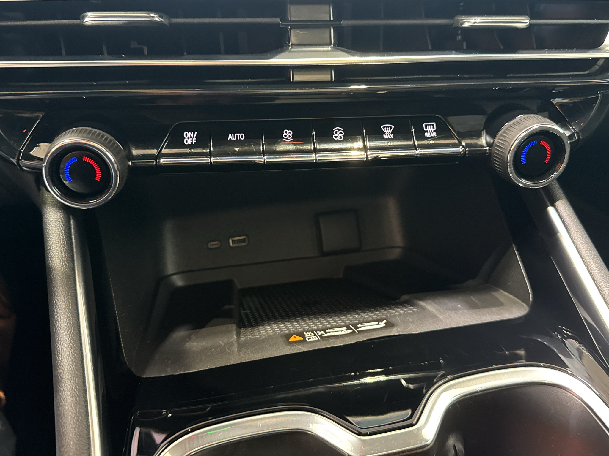 Used 2025 Chevrolet Traverse Z71 w/ LPO, Floor Liner Package AWD/4WD image 32