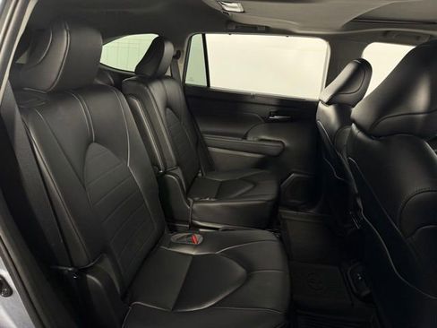 Used 2023 Toyota Highlander XLE image 17