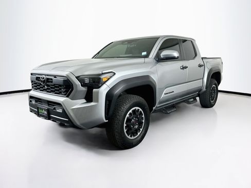 Used 2025 Toyota Tacoma TRD Off-Road AWD/4WD image 3