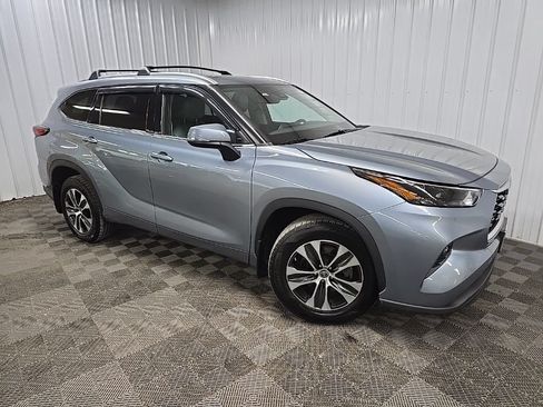 Used 2022 Toyota Highlander XLE AWD/4WD image 7