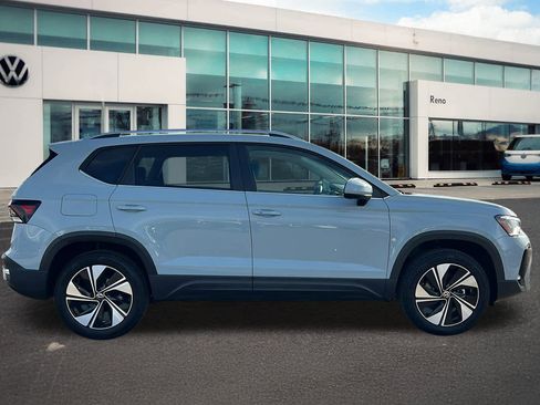 Used 2025 Volkswagen Taos SE w/ Panoramic Sunroof Package image 4