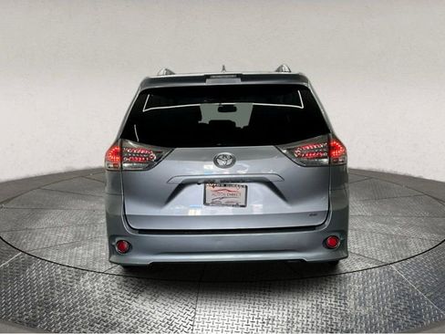 Used 2018 Toyota Sienna SE image 6
