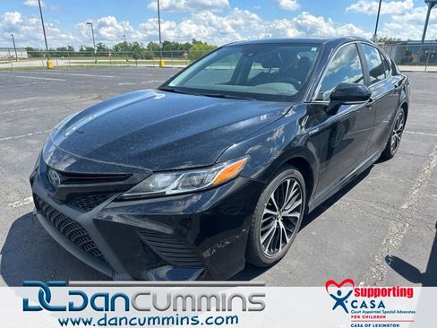 Used 2019 Toyota Camry SE w/ Sunroof Package FWD image 1