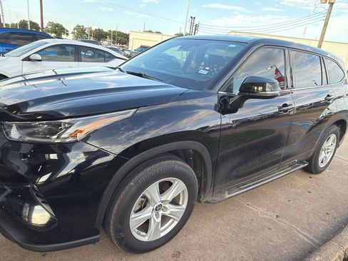 Used 2021 Toyota Highlander LE FWD image 4