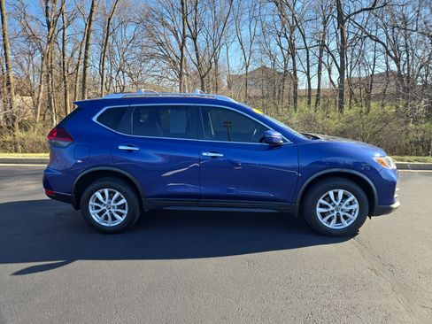 Used 2019 Nissan Rogue SV image 2