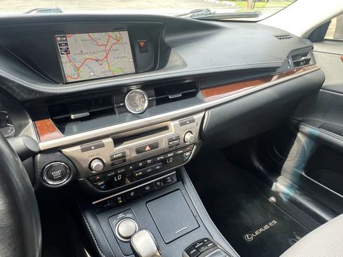 Used 2018 Lexus ES 350 w/ Luxury Package w/Wood Trim image 23