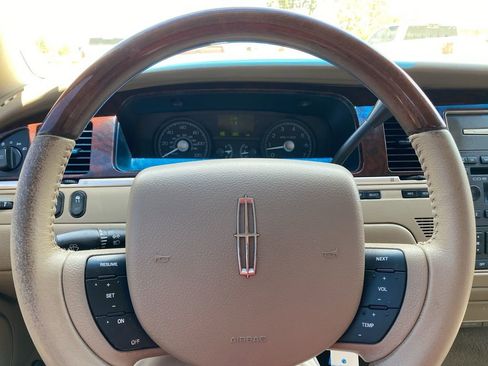 Used 2008 Lincoln Town Car Signature Limited RWD image 21