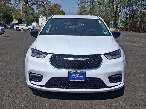 Used 2024 Chrysler Pacifica Touring-L FWD image 2