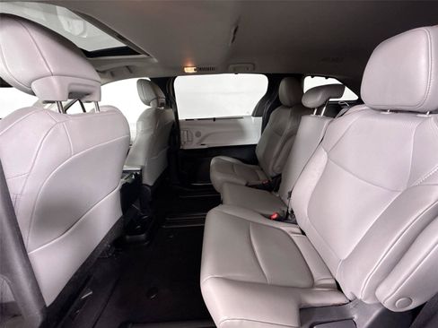 Certified 2026 Toyota Sienna XLE FWD image 32