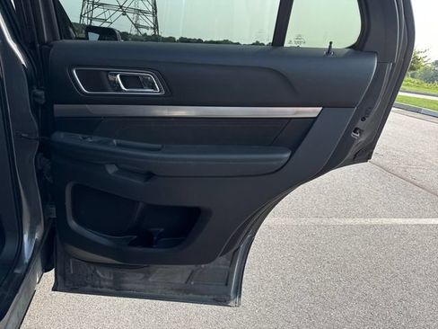 Used 2019 Ford Explorer XLT w/ Equipment Group 202A AWD/4WD image 17