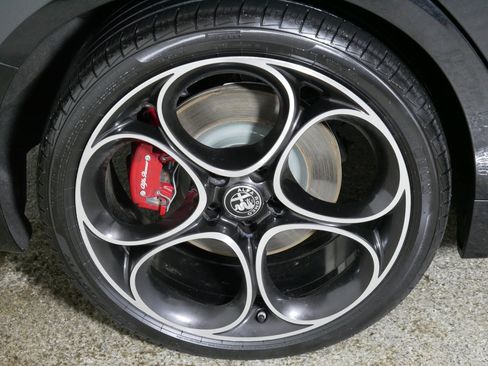 Used 2024 Alfa Romeo Giulia Veloce AWD/4WD image 15