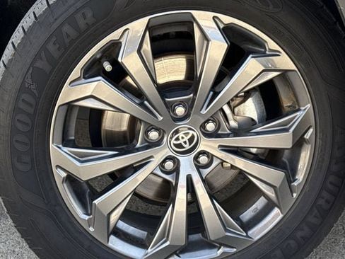 Used 2023 Toyota RAV4 XLE Premium image 11