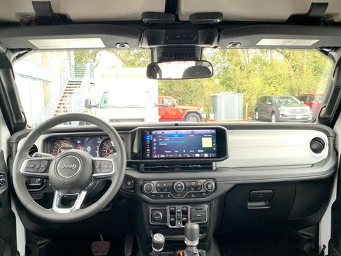 Used 2025 Jeep Wrangler Sahara image 32