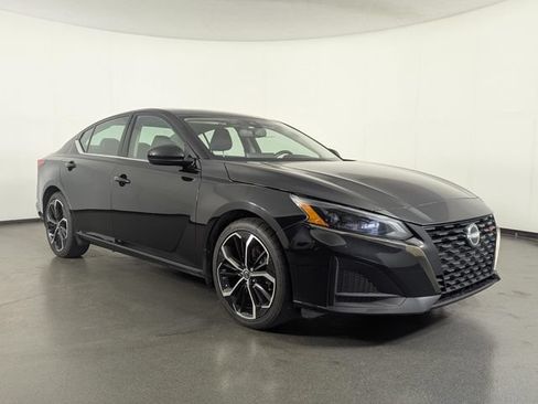 Used 2023 Nissan Altima 2.5 SR AWD/4WD image 2