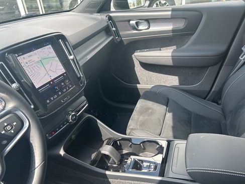 Certified 2025 Volvo XC40 B5 Plus AWD/4WD image 19