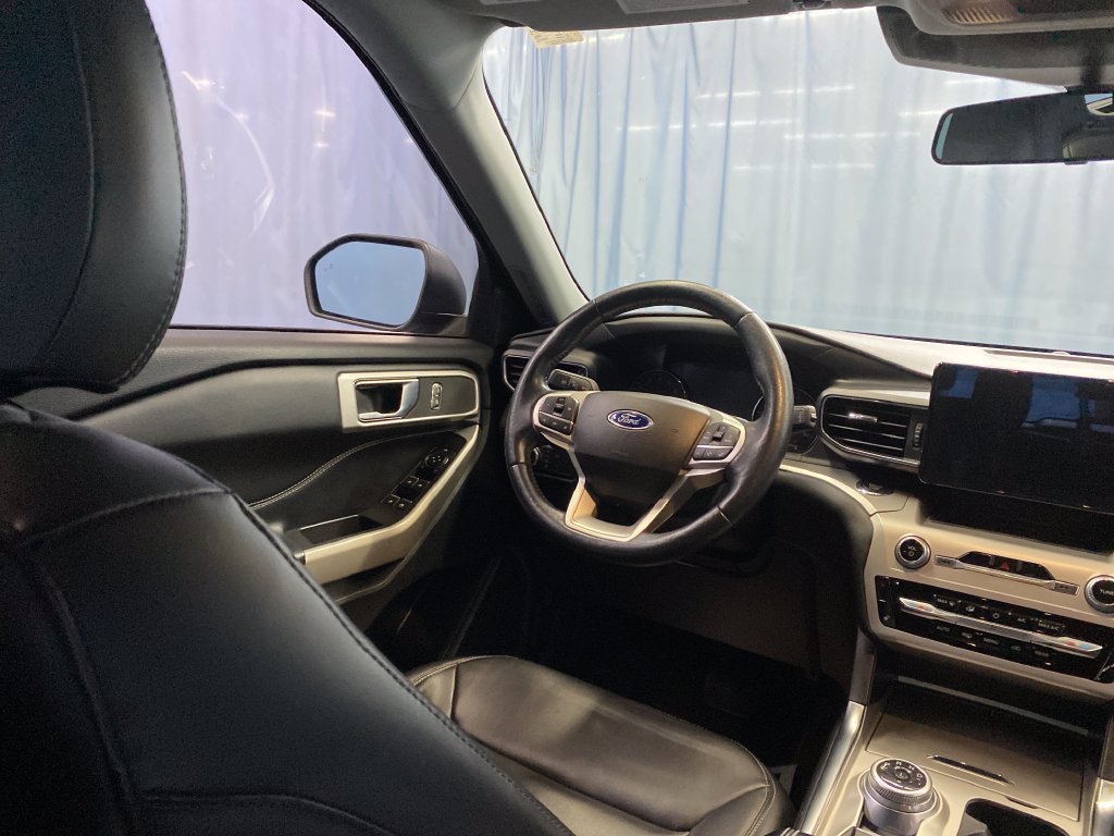 Used 2022 Ford Explorer XLT w/ Equipment Group 202A AWD/4WD image 40