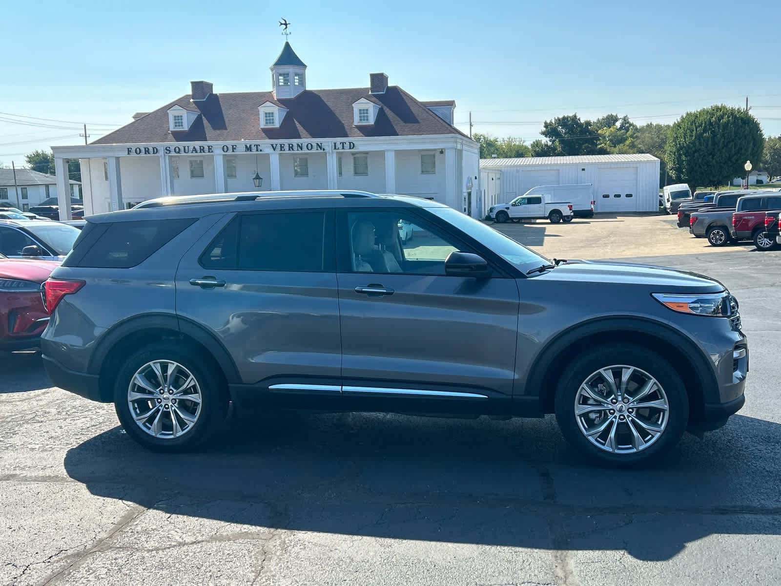 Used 2023 Ford Explorer Limited w/ Equipment Group 301A AWD/4WD image 5