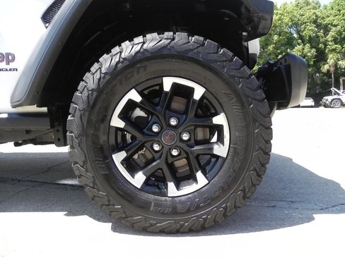 Used 2025 Jeep Wrangler Unlimited Rubicon AWD/4WD image 10