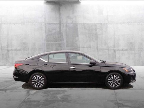 Used 2025 Nissan Altima 2.5 SV FWD image 5