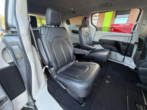 Used 2018 Chrysler Pacifica Touring-L FWD image 22