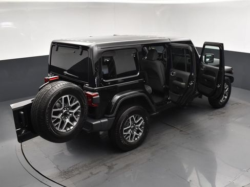 Used 2025 Jeep Wrangler Unlimited Sahara AWD/4WD image 25