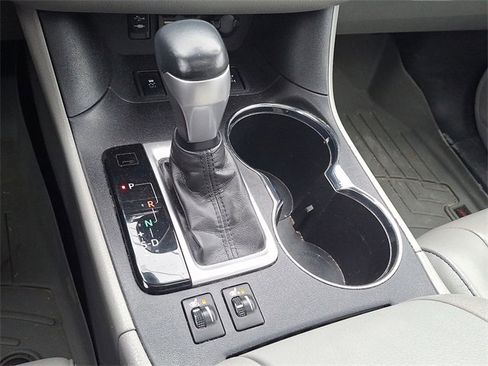 Used 2019 Toyota Highlander XLE image 11