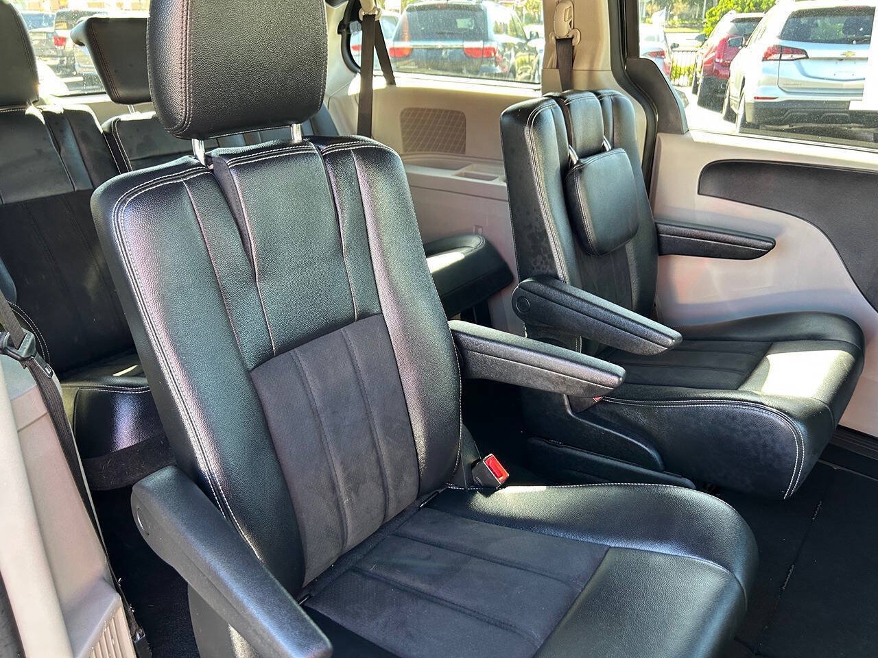 Used 2019 Dodge Grand Caravan SXT FWD image 14